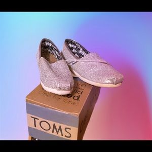 New TOMS silver glitter flats 🥿